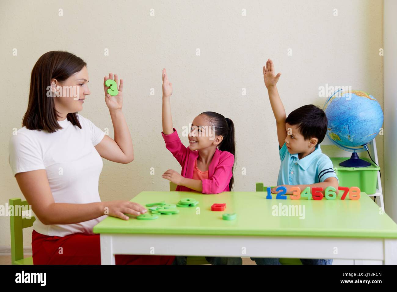 Kinder üben die korrekte Aussprache mit einem Logopädin Stockfoto