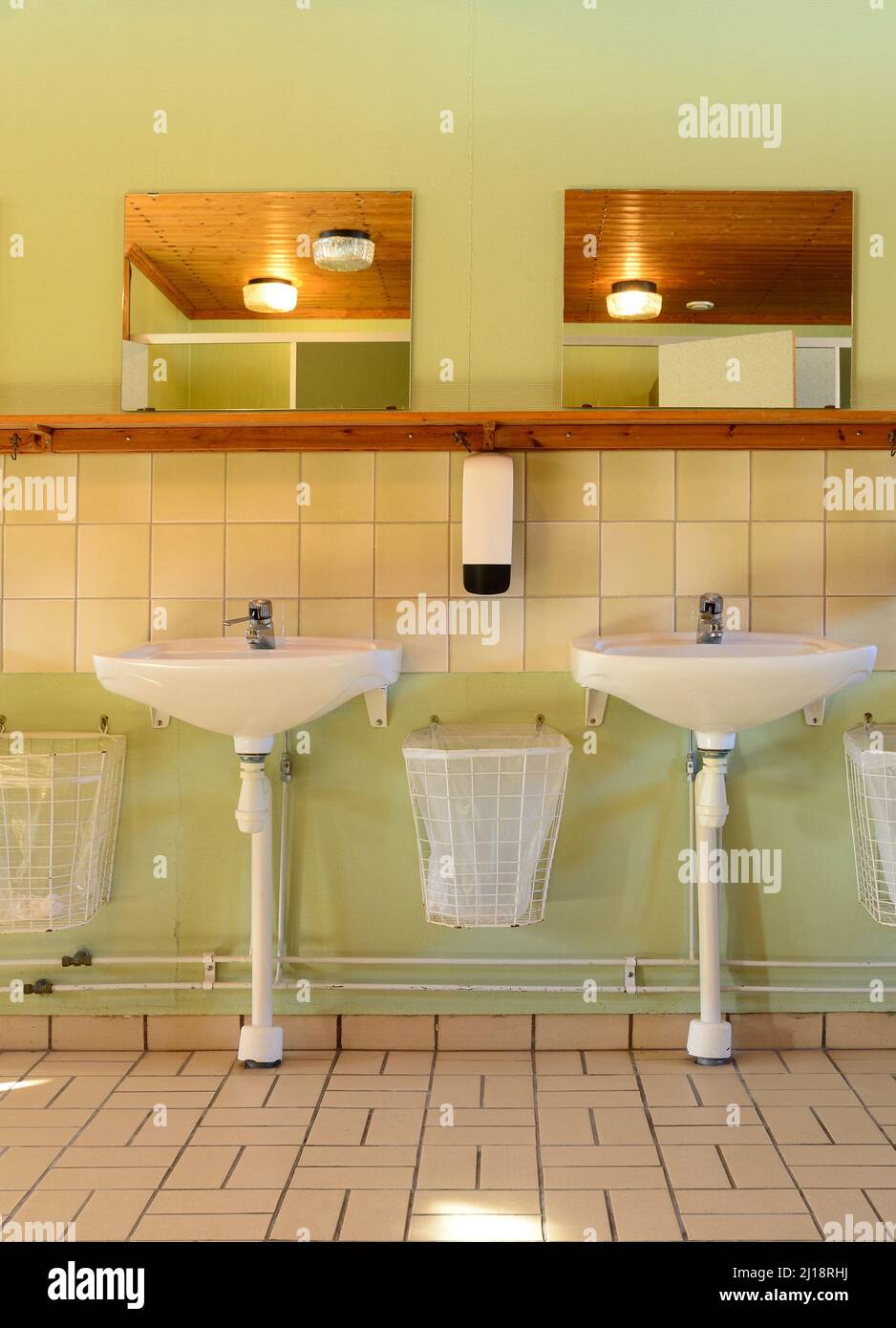 Toilette mit Keramikwaschbecken und Spiegel Stockfoto