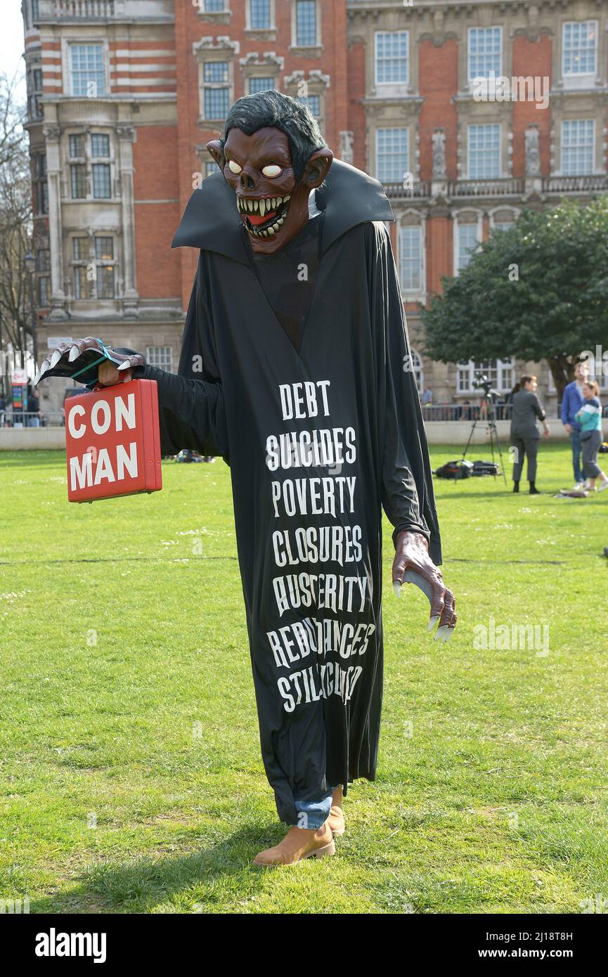 London, Großbritannien. 23. März 2022. Ein Protestler gegen den Haushalt, der als Vampir-Kanzler vor den Häusern des Parlaments gekleidet war, nachdem er Rishi Sunaks Frühjahrsaussage gehört hatte.Quelle: MARTIN DALTON/Alamy Live News Stockfoto