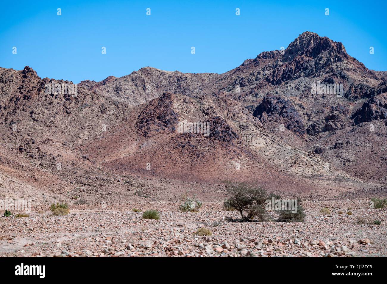 Berge zwischen der Stadt Aqaba und dem Wadi Rum Schutzgebiet nahe der jordanisch-saudischen Grenze. Tutun, Jordanien. Stockfoto