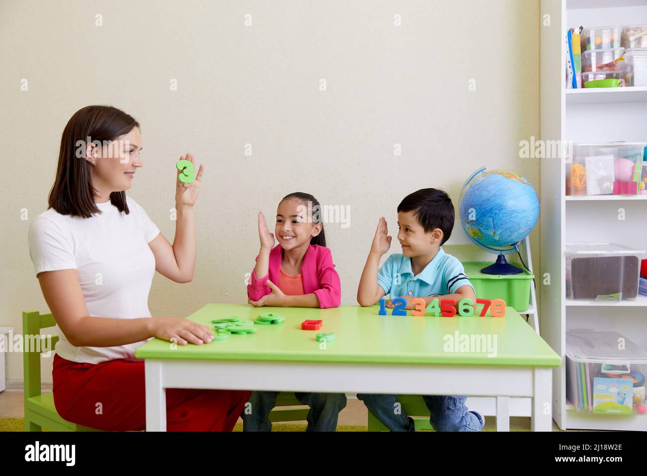 Kinder üben die korrekte Aussprache mit einem Logopädin Stockfoto