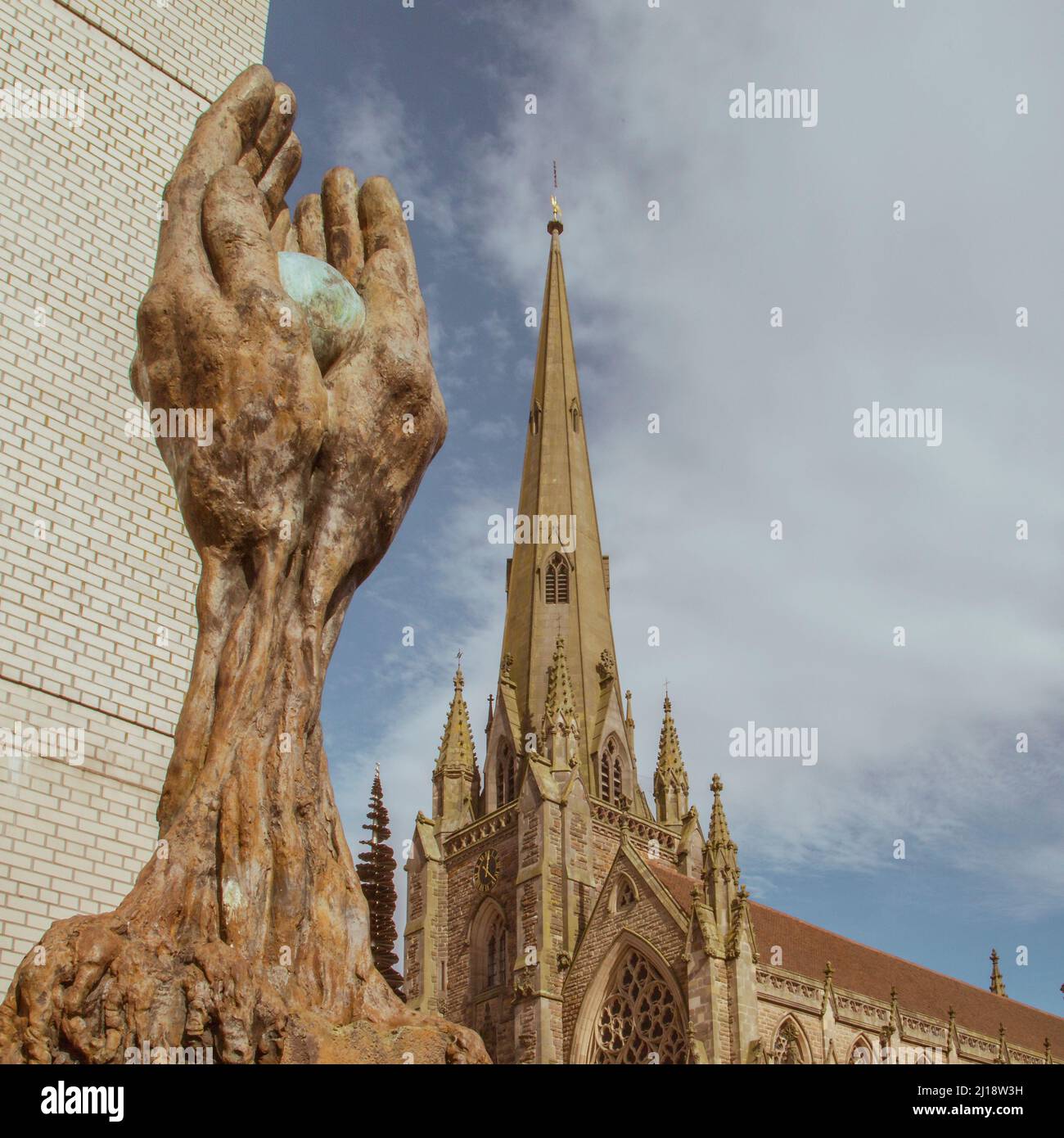 Das Tree of Life Memorial erinnert an die 2.241 Opfer des Birmingham Blitz. Gesehen neben dem Kirchturm der St. Martins Kirche in der Stierkampfarena. Stockfoto