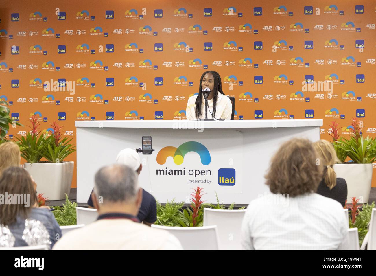 Miami Gardens, Usa. 23. März 2022. Coco Gauff spricht mit den Medien während der Miami Open im Hard Rock Stadium in Miami Gardens, Florida, Mittwoch, 23. März 2022. Foto von Gary i Rothstein/UPI Credit: UPI/Alamy Live News Stockfoto