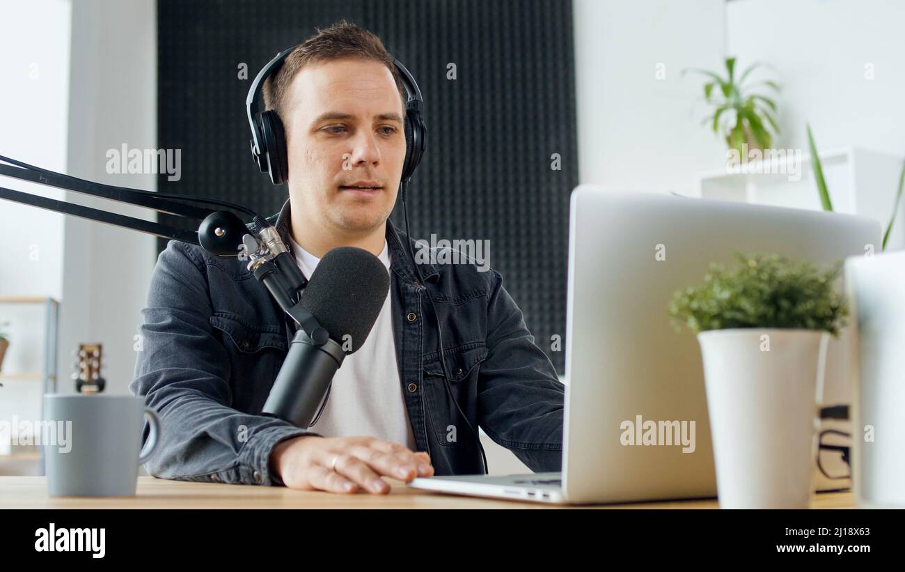 Content Creator, Social Media Influencer, hostet während der Arbeit einen Podcast Stockfoto