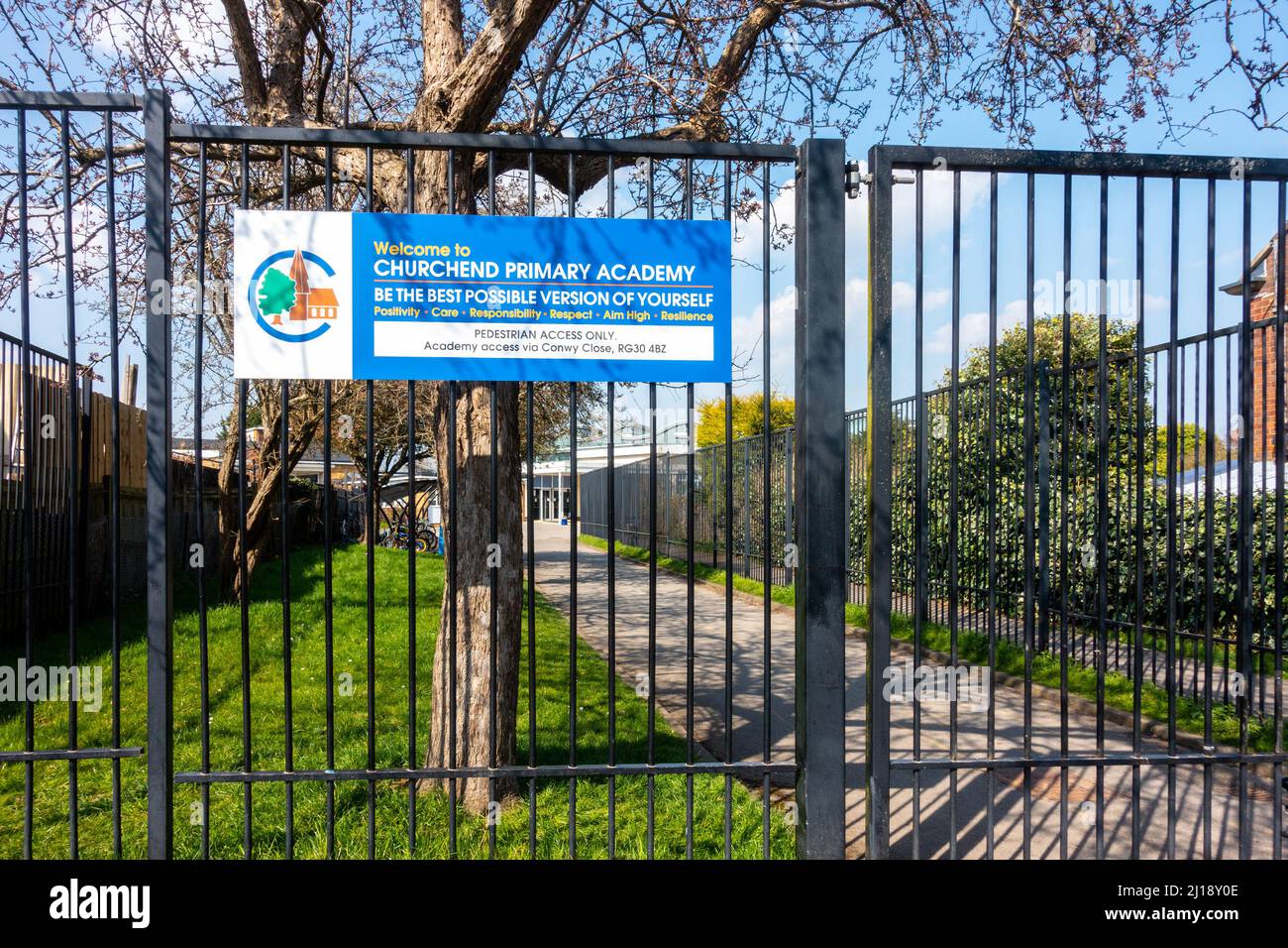 Unterschreiben Sie am Tor der Churchend Primary Academy School in Tilehurst, Reading, Großbritannien Stockfoto