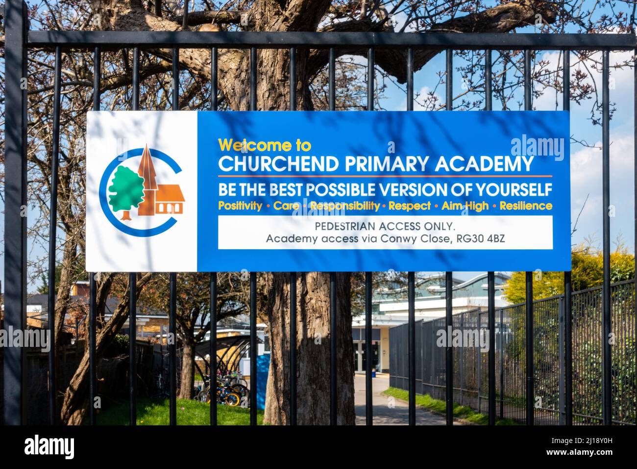 Unterschreiben Sie am Tor der Churchend Primary Academy School in Tilehurst, Reading, Großbritannien Stockfoto