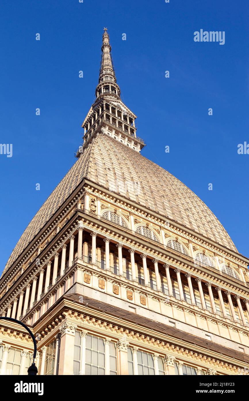 Die spektakuläre Kuppel von Mole Antonelliana, dem wichtigsten Wahrzeichen der Stadt Turin (Turin), die heute das Nationalmuseum für Kino beherbergt. Stockfoto