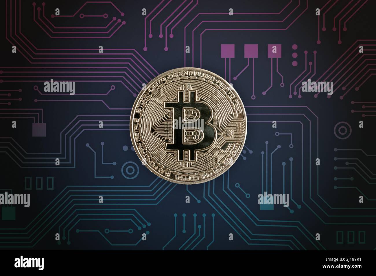 Bitcoin auf elektronischer Leiterplatte. Digitales Krypto-Währungskonzept Stockfoto