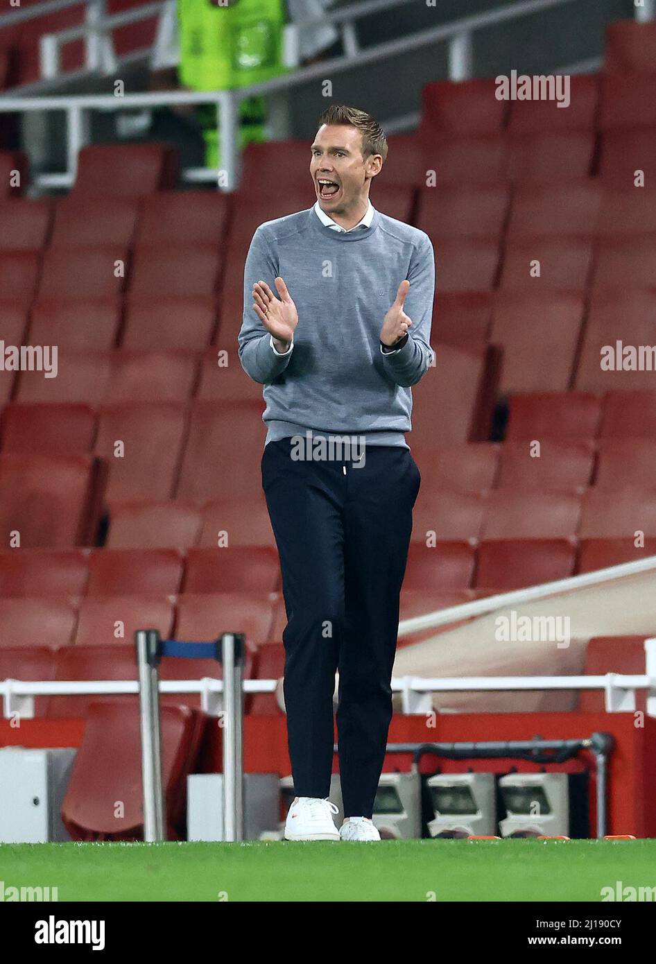 London, England, 23.. März 2022. Tommy Stroot Cheftrainer des VfL Wolfsburg beim UEFA Womens Champions League-Spiel im Emirates Stadium, London. Bildnachweis sollte lauten: David Klein / Sportimage Kredit: Sportimage/Alamy Live News Stockfoto