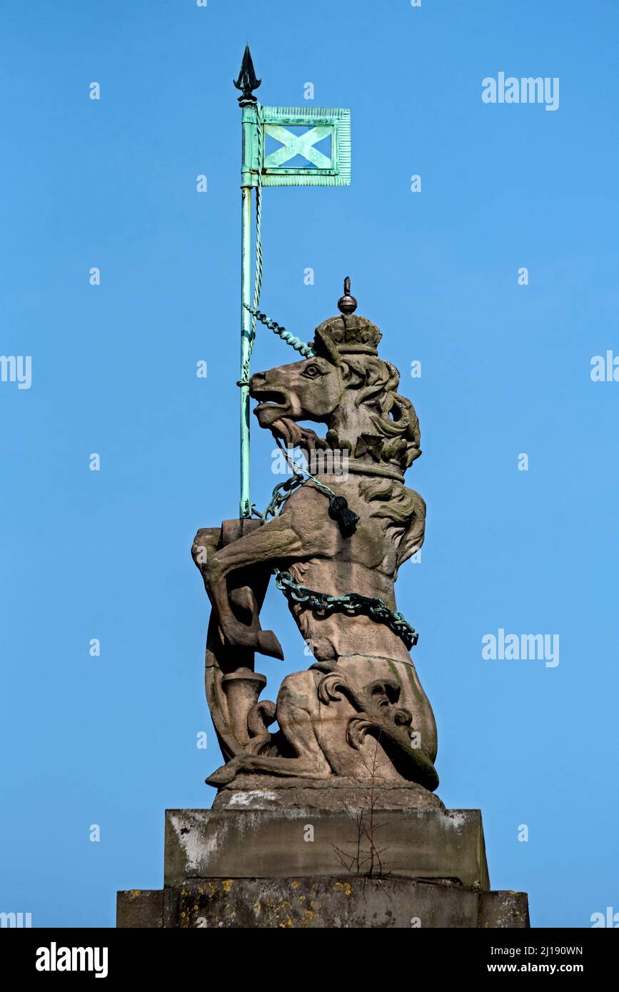 Steineinhorn mit Saltire am Pfosten des Holyrood Palace an der Royal Mile, Edinburgh, Schottland, Großbritannien. Stockfoto