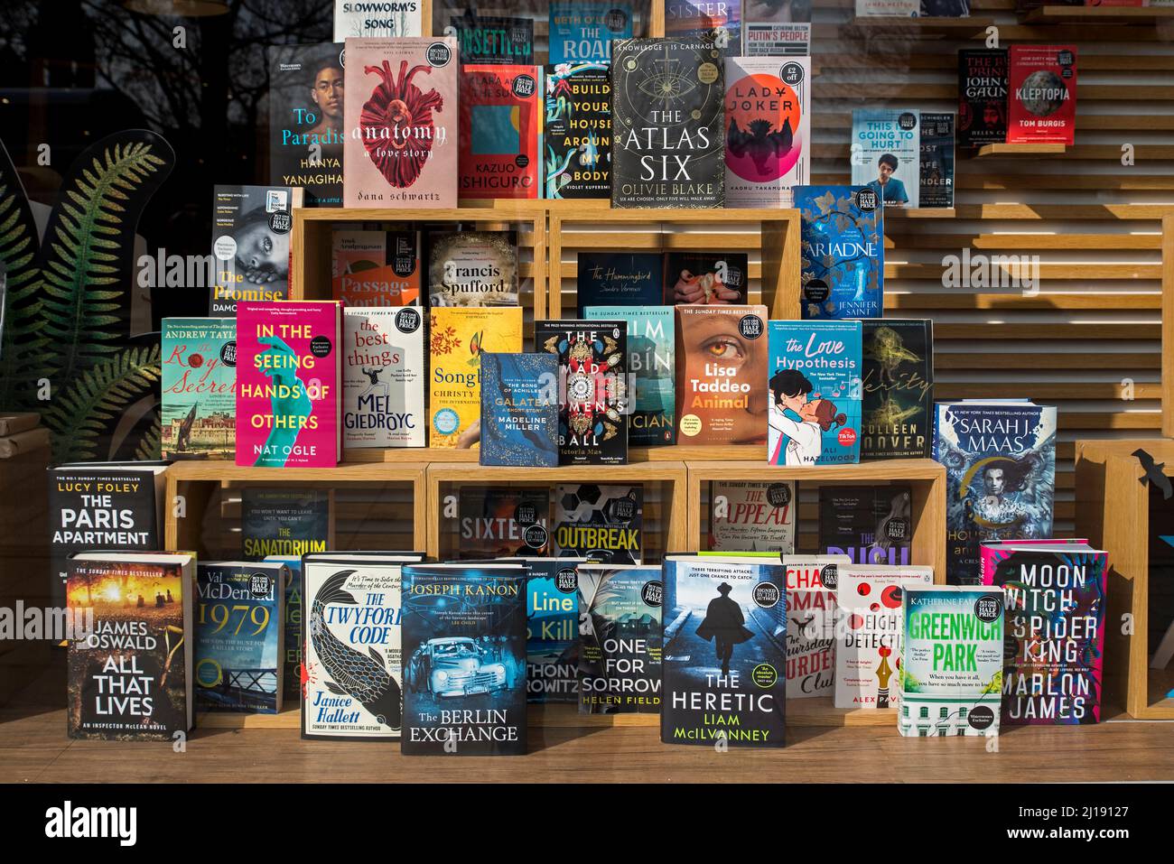 Eine Auswahl von Büchern über die Anzeige im Fenster von Waterstones Buchhandlung an der Princes Street, Edinburgh, Schottland, Großbritannien. Stockfoto