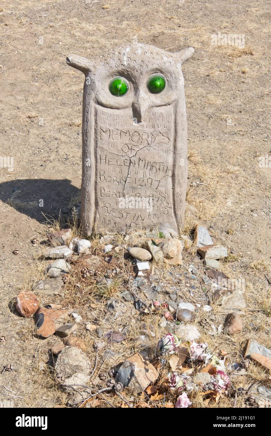 Nieu-Bathesda, Südafrika - 11. September 2019 Zementkauz-Grabstein auf dem Grab von Helen Martin auf dem Friedhof von Nieu-Bathesda Stockfoto