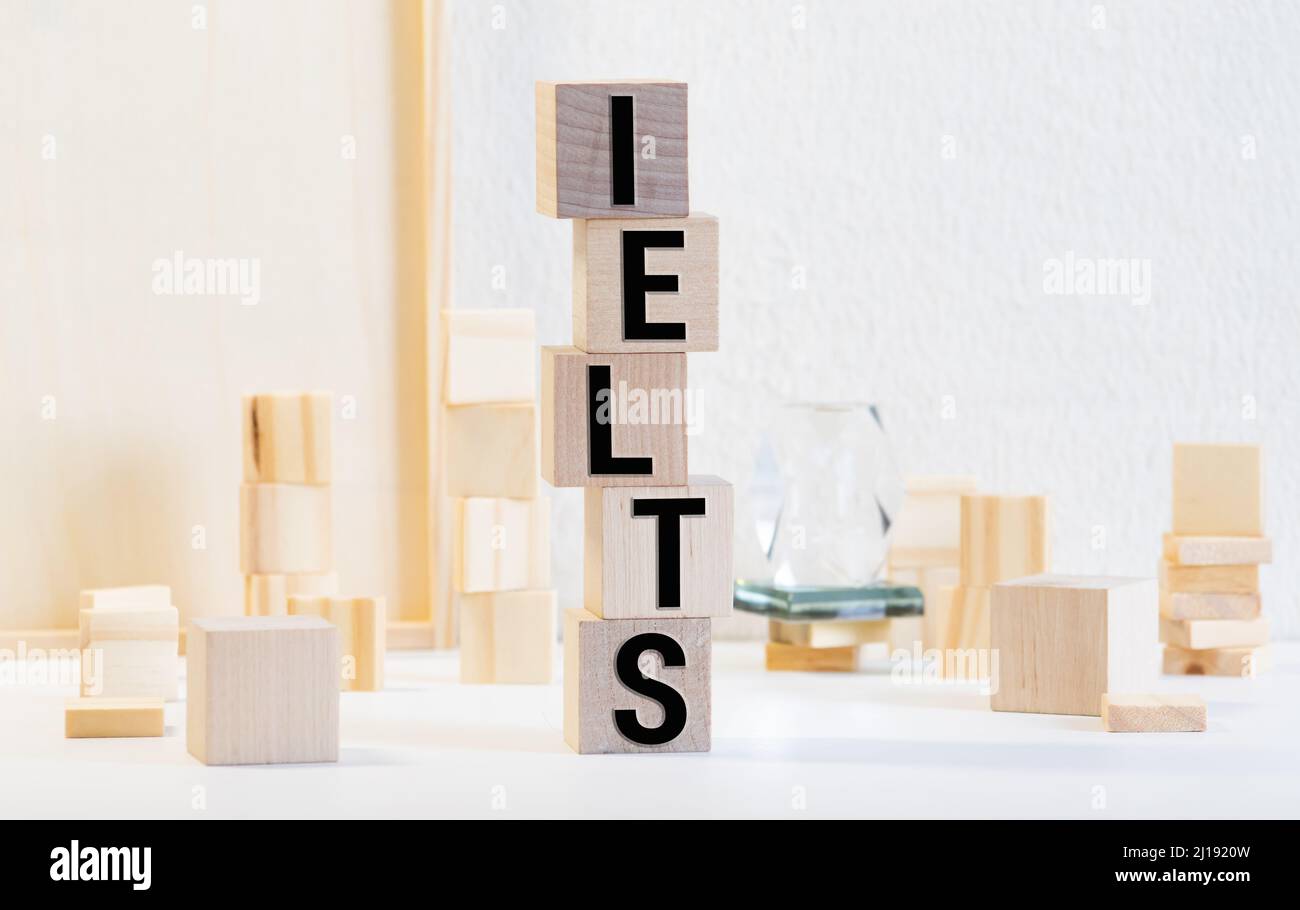Holzblöcke mit dem Wort IELTS - international standardisierter Test der englischen Sprache Stockfoto