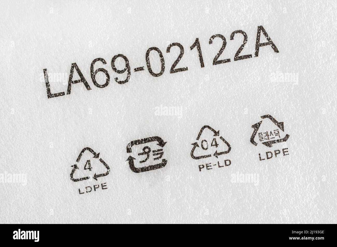 Nahaufnahme des LDPE-Symbols zur Harzkennzeichnung Code 4 Kunststoffe - hier gedruckt auf einer starren Vielzahl von Schaumstoffverpackungen. Stockfoto