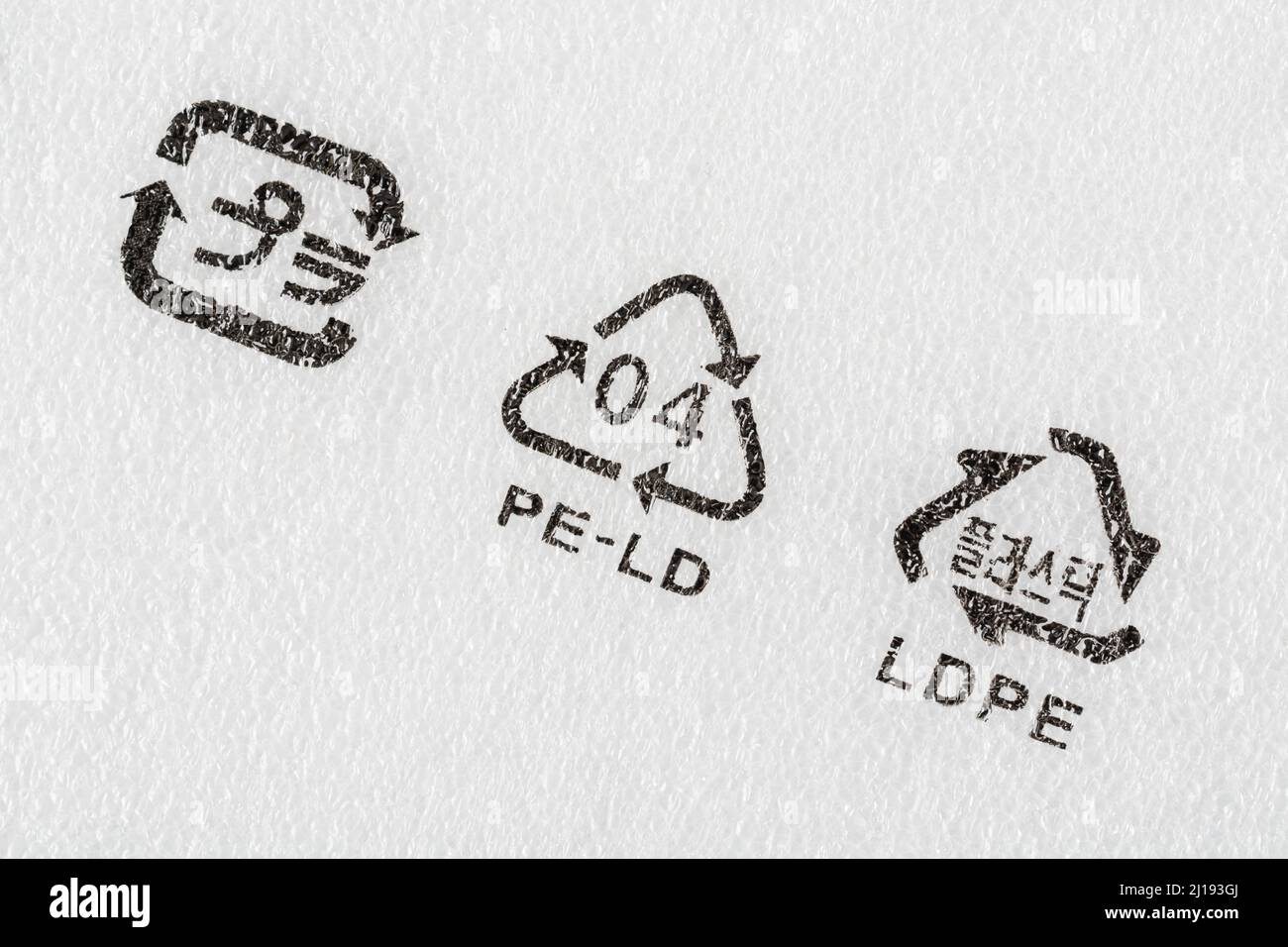 Nahaufnahme des LDPE-Symbols zur Harzkennzeichnung Code 4 Kunststoffe - hier gedruckt auf einer starren Vielzahl von Schaumstoffverpackungen. Stockfoto