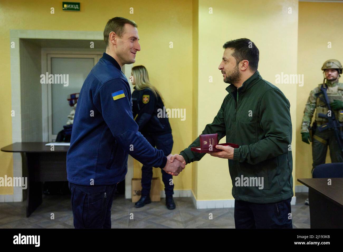 Kiew, Ukraine. 17. März 2022. Der ukrainische Präsident Wolodymyr Zelenskyy überreicht eine Medaille an Mitarbeiter des staatlichen Notdienstes, die während eines Besuchs in ihren Büros am 17. März 2022 in Kiew, Ukraine, gegen russische Invasoren gekämpft haben. Quelle: Ukrainische Präsidentschaft/Ukrainische Präsidentschaft/Alamy Live News Stockfoto