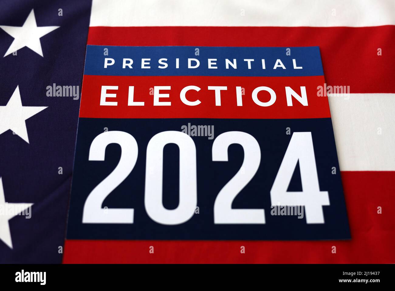 Präsidentschaftswahlen 2024 über der winkenden amerikanischen Flagge geschrieben Stockfoto
