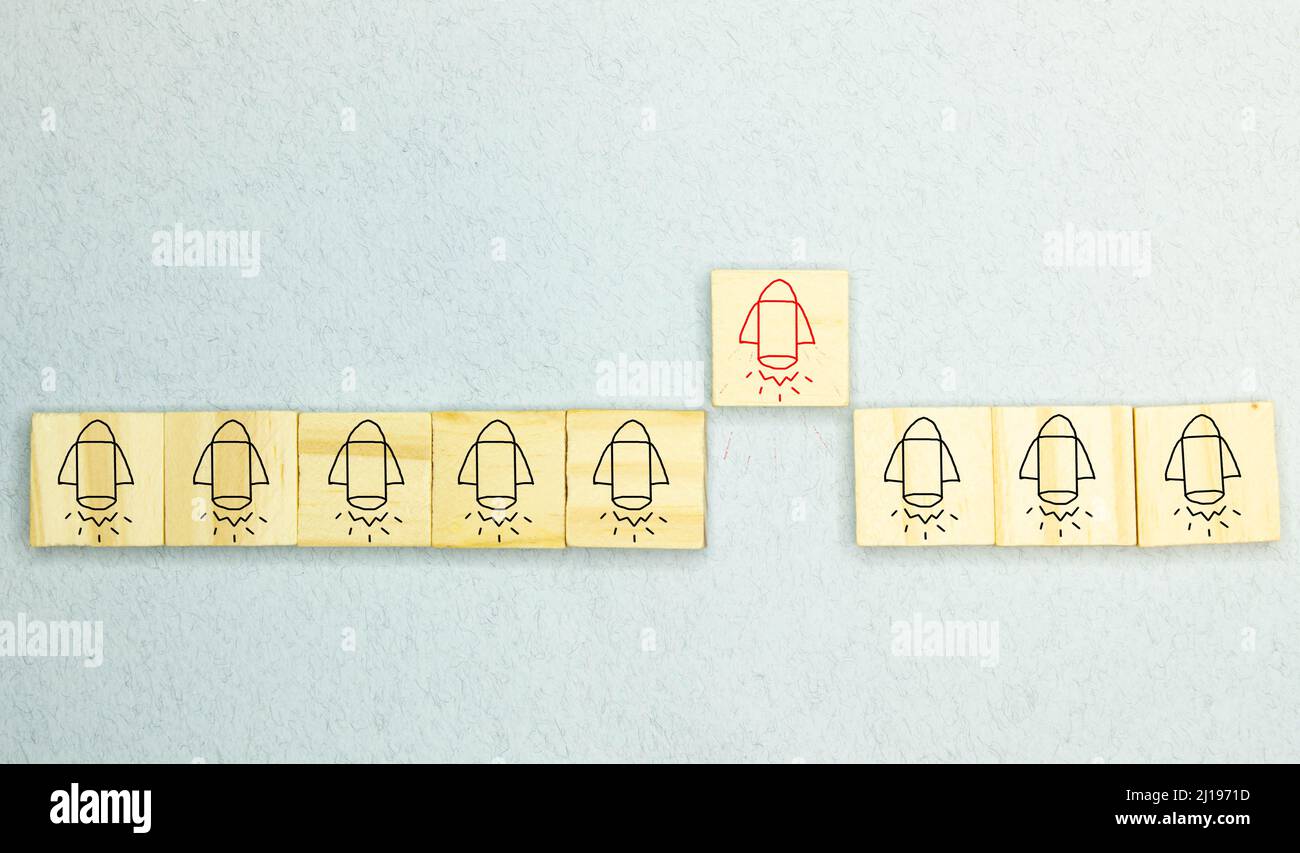 Die rote Rakete hebt von der geordneten Struktur anderer ab. Abblasen. Startup-Erfolg, bahnbrechende Technologie. Innovation, neue Wege zu gehen. Erfolgreich Stockfoto