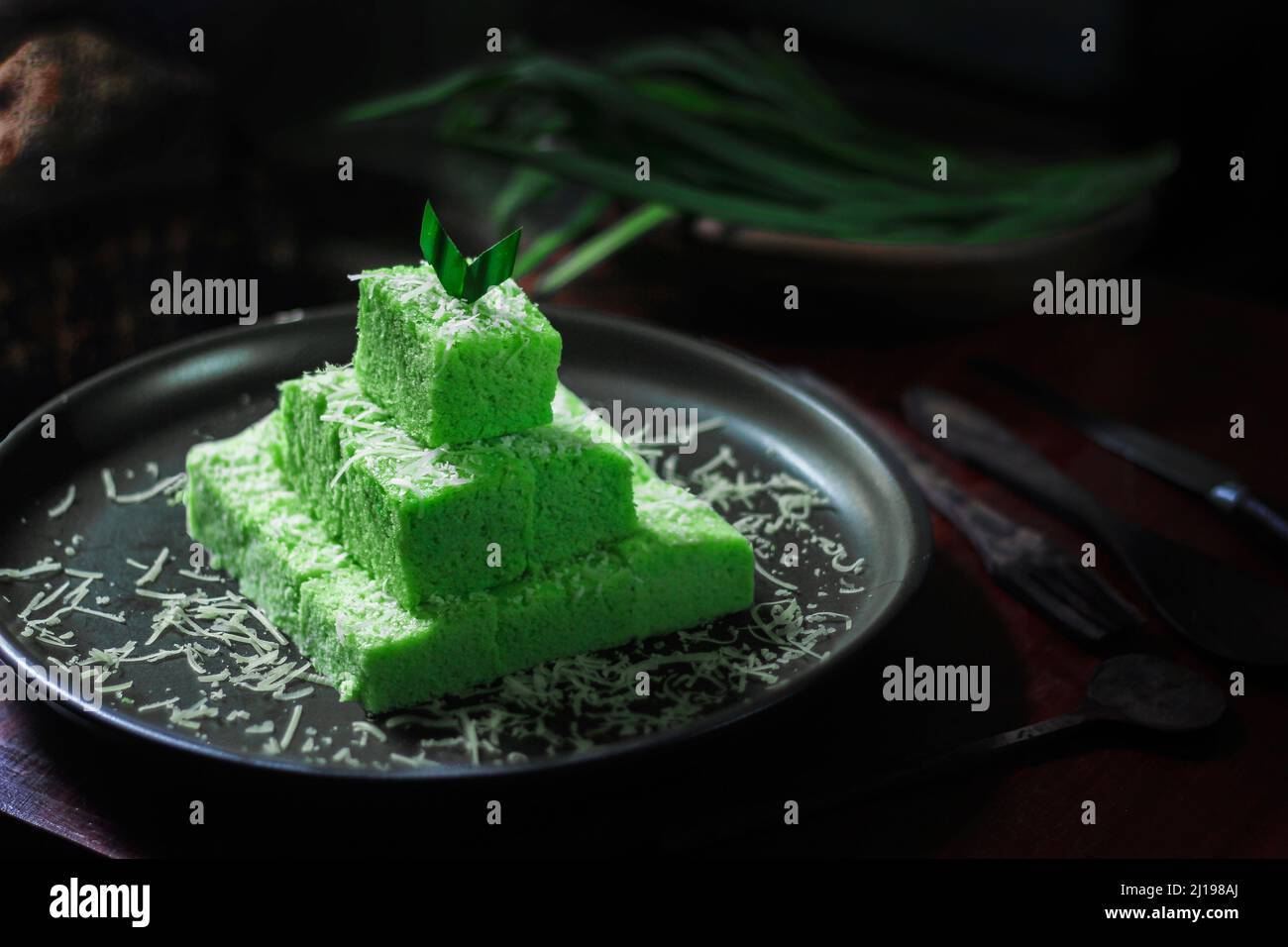 Grüner weicher Kuchen mit dunkler Stimmung Stockfoto