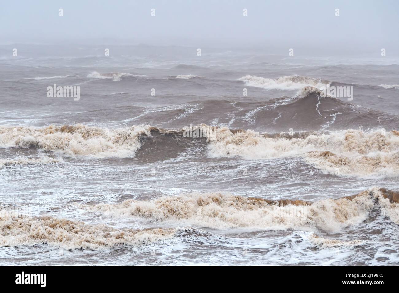Große Wellen auf rauem Meer während eines Sturms. Dunkler, bedecktem Tag. Stockfoto