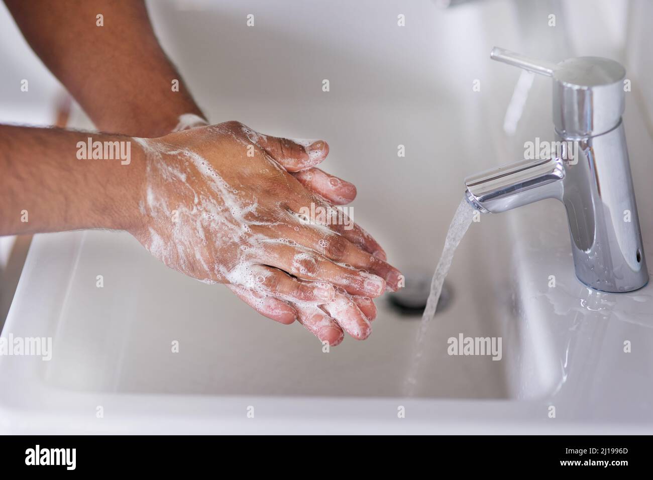 Gute Hygiene fördert die Gesundheit. Ein kurzer Schuss eines Mannes, der sich die Hände im Badezimmer wascht. Stockfoto