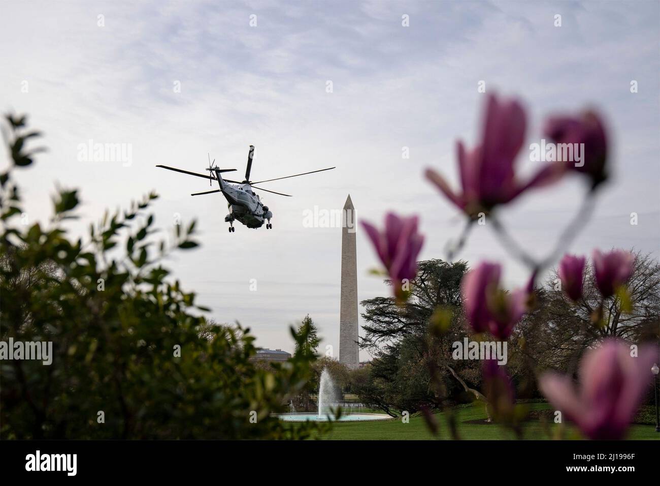 Washington, Vereinigte Staaten Von Amerika. 23. März 2022. Washington, Vereinigte Staaten von Amerika. 23. März 2022. Marine ein Hubschrauber mit US-Präsident Joe Biden startet vom South Lawn des Weißen Hauses für einen kurzen Ausflug zum Luftwaffenstützpunkt Andrews, 23. März 2022 in Washington, DC Biden startet auf eine Reise nach Brüssel und Polen, um weiterhin auf Unterstützung durch die Ukraine zu drängen. Kredit: Erin Scott/Weißes Haus Foto/Alamy Live Nachrichten Stockfoto