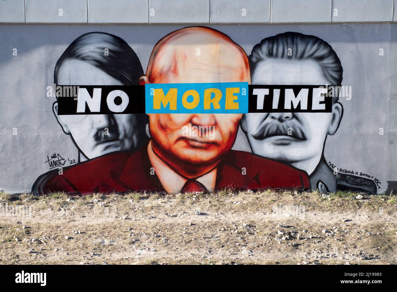 Adolf Hitler, Wladimir Putin und Joseph Stalin auf einem Antikriegsbild gegen die russische Invasion in der Ukraine. Danzig, Polen, März 11. 2022 © Wojciech Stroz Stockfoto