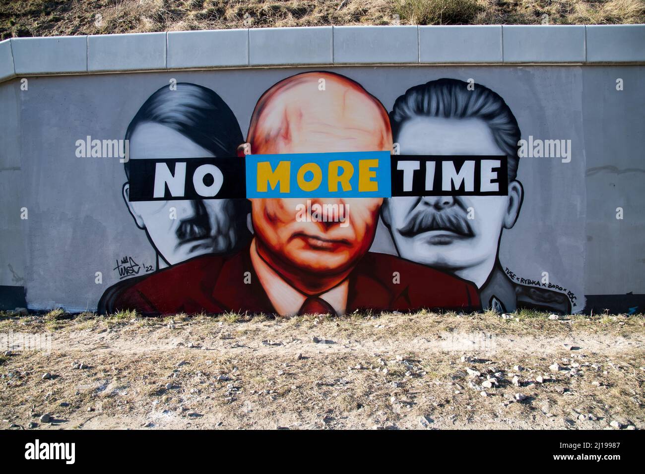 Adolf Hitler, Wladimir Putin und Joseph Stalin auf einem Antikriegsbild gegen die russische Invasion in der Ukraine. Danzig, Polen, März 11. 2022 © Wojciech Stroz Stockfoto
