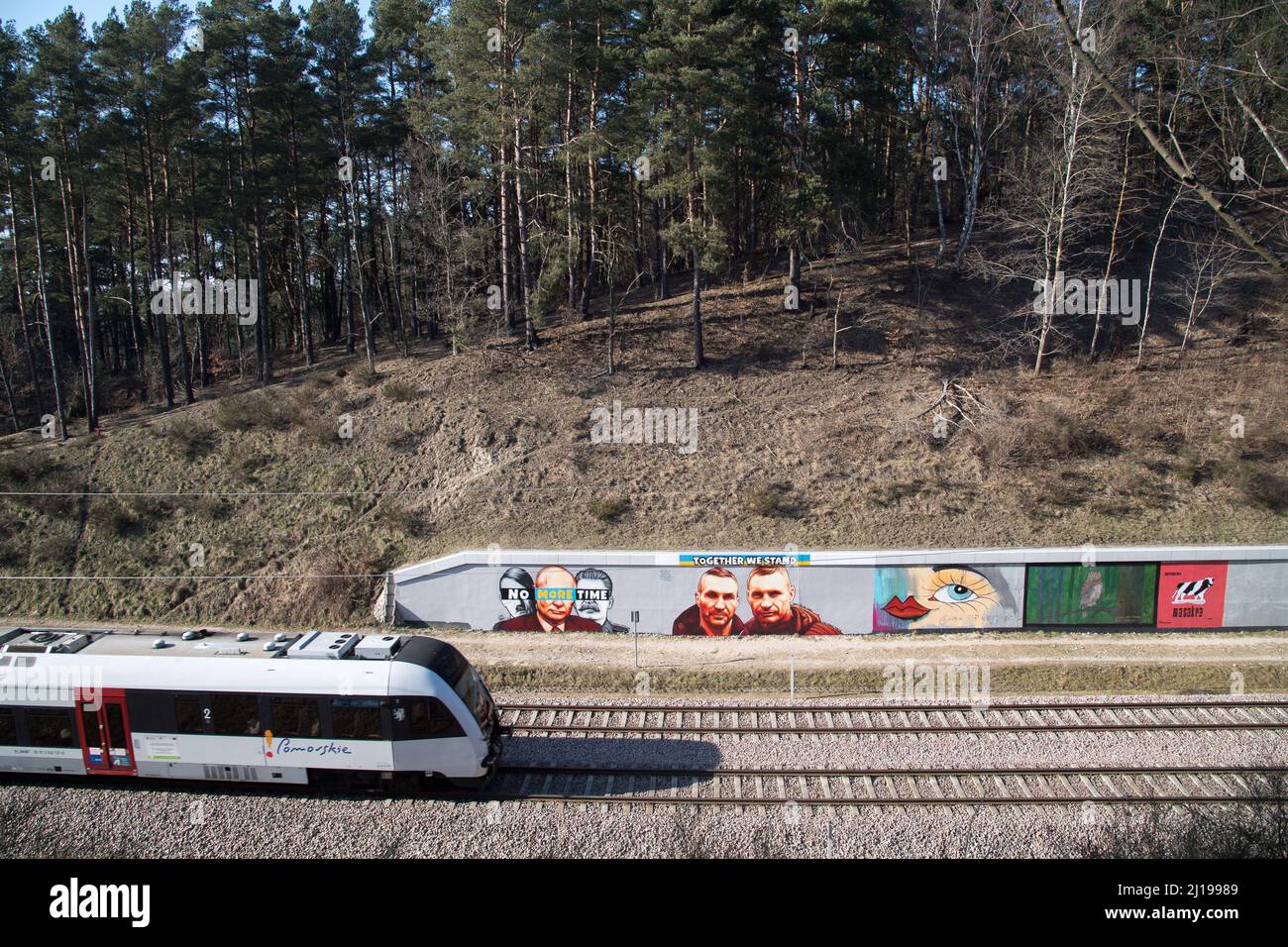 Vitali Klitschko und sein Bruder Wladimir Klitschko am Antikriegsbild gegen die russische Invasion in der Ukraine. Danzig, Polen, März 22. 2022 © Wojciech Stockfoto