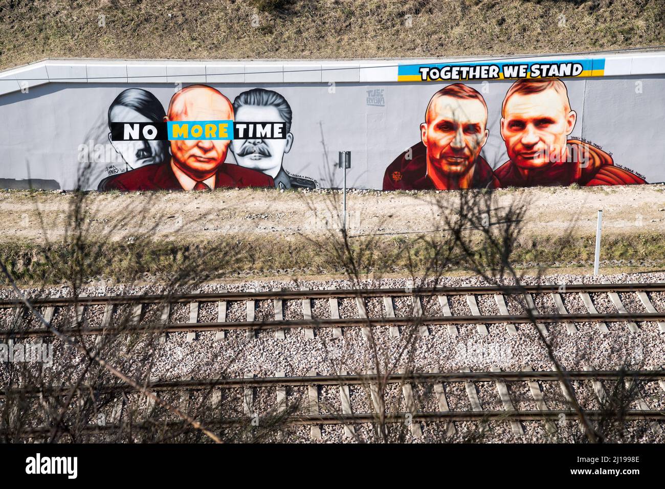 Vitali Klitschko und sein Bruder Wladimir Klitschko am Antikriegsbild gegen die russische Invasion in der Ukraine. Danzig, Polen, März 22. 2022 © Wojciech Stockfoto