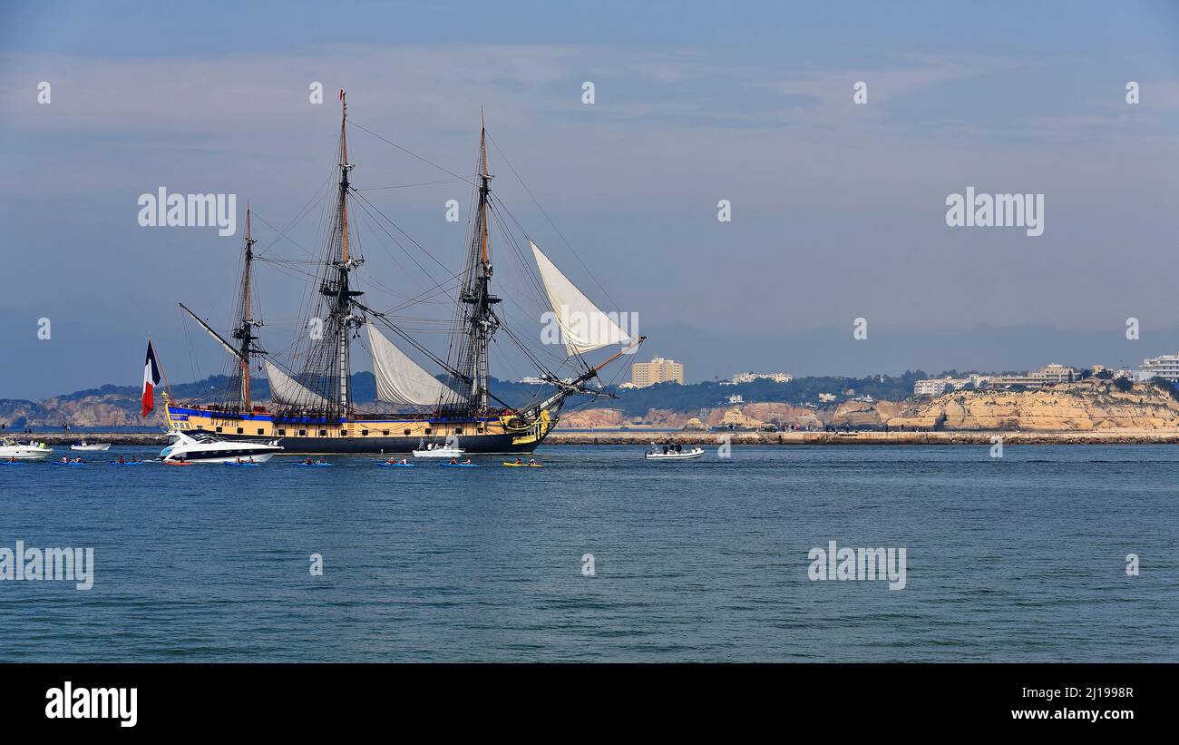 Aus dem 18. Jahrhundert stammende französische Fregatte-Nachbildung des Hafens mit einer Flottille, die den westlichen Maulwurf willkommen heißt. Portimao-Portugal-162 Stockfoto