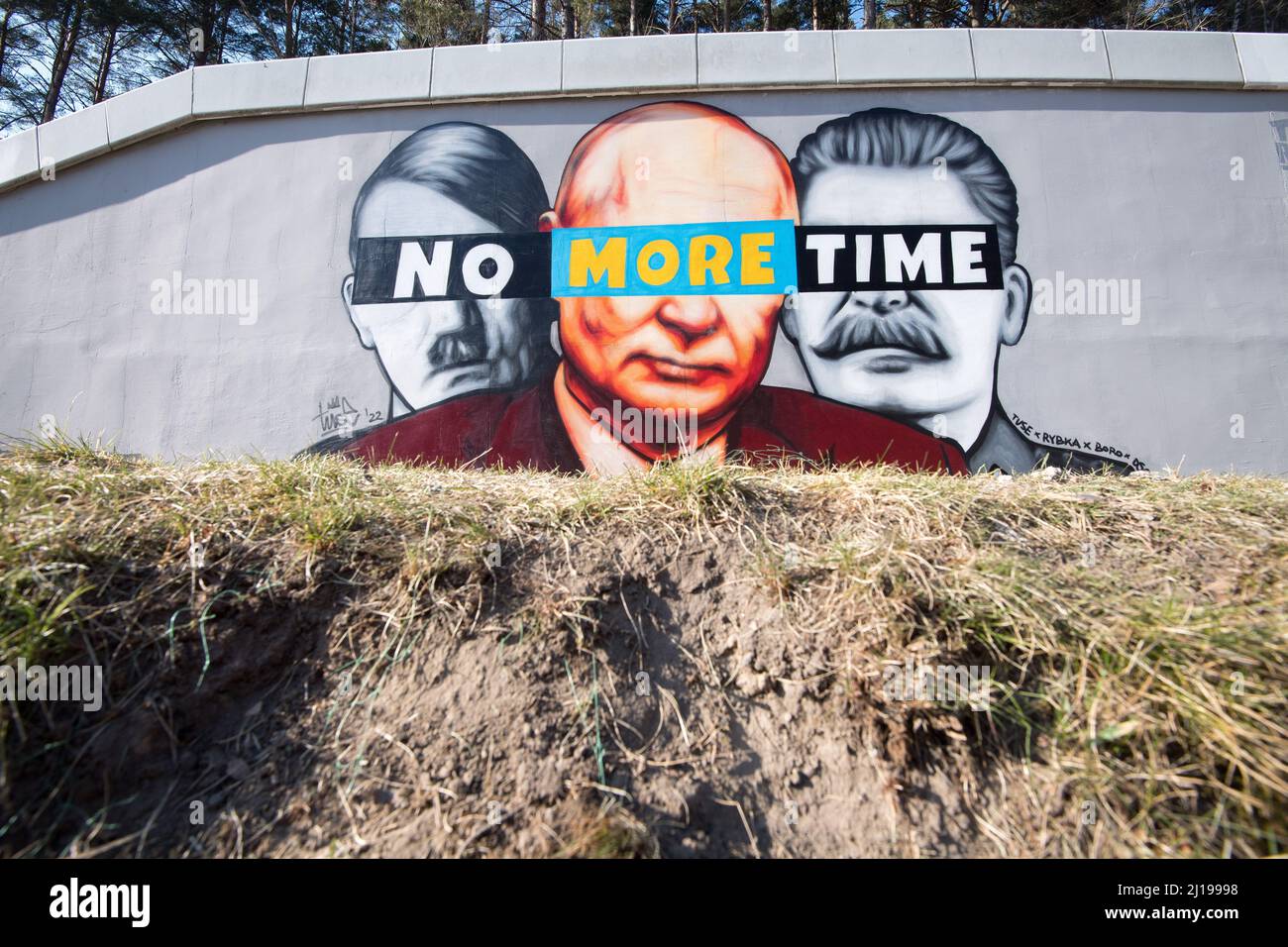 Adolf Hitler, Wladimir Putin und Joseph Stalin auf einem Antikriegsbild gegen die russische Invasion in der Ukraine. Danzig, Polen, März 22. 2022 © Wojciech Stroz Stockfoto