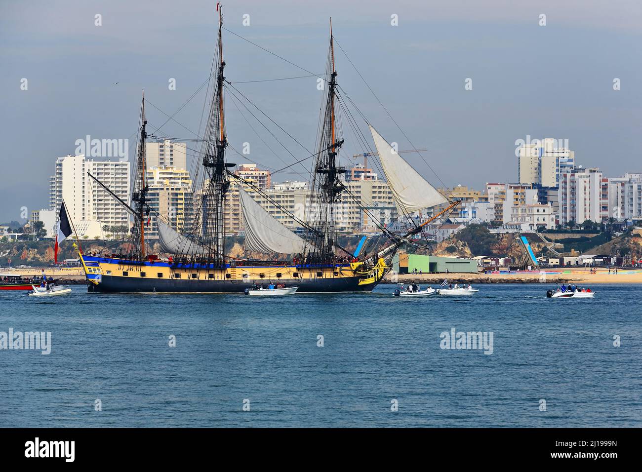 Aus dem 18. Jahrhundert stammende französische Fregatte-Nachbildung des Hafens mit einer Flottille, die den westlichen Maulwurf willkommen heißt. Portimao-Portugal-165 Stockfoto