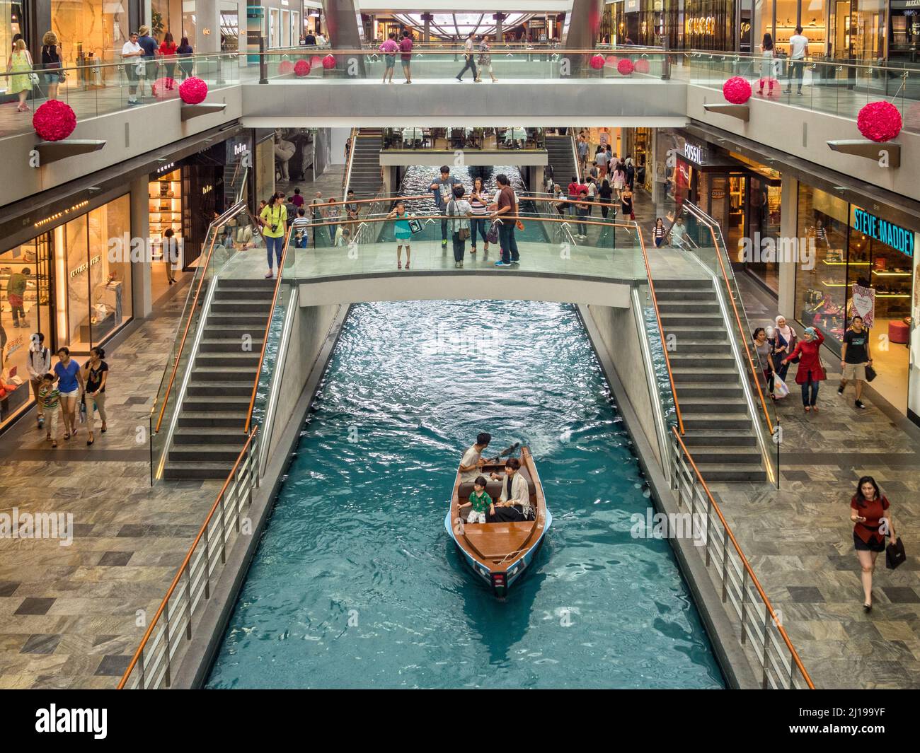 Indoor-Kanal der Shoppes in Marina Bay Sands - Singapur Stockfoto
