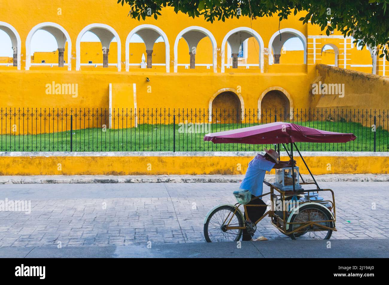 IZAMAL, YUCATAN / MEXIKO -: Straßenverkäufer auf seinem Dreirad vor dem Kloster von Izamal, genannt die gelbe Stadt Stockfoto