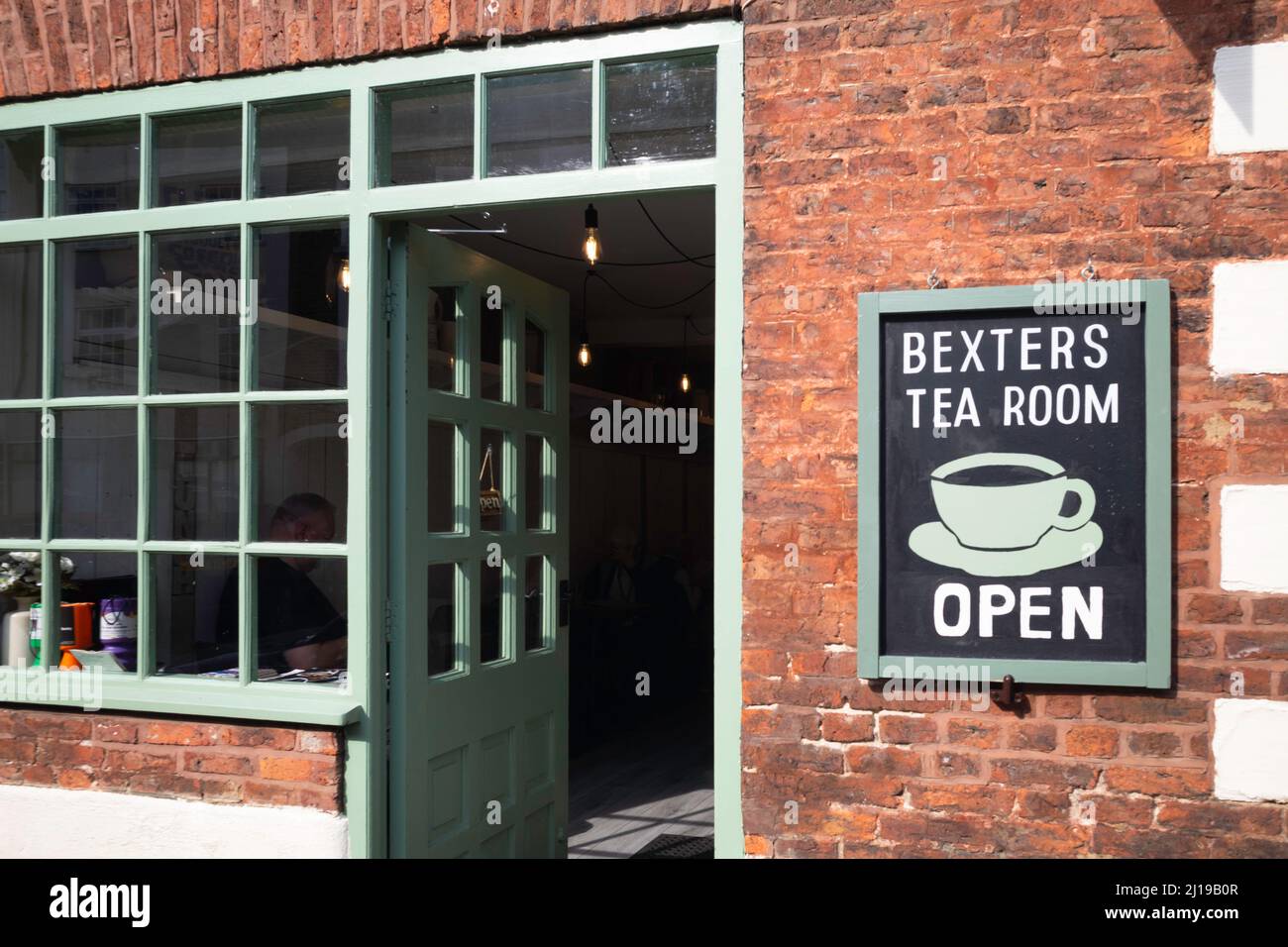 Der hintere Eingang zum Bexters Café Teesalon in der Nähe des Rathauses im Stadtzentrum von Stokesley Stockfoto