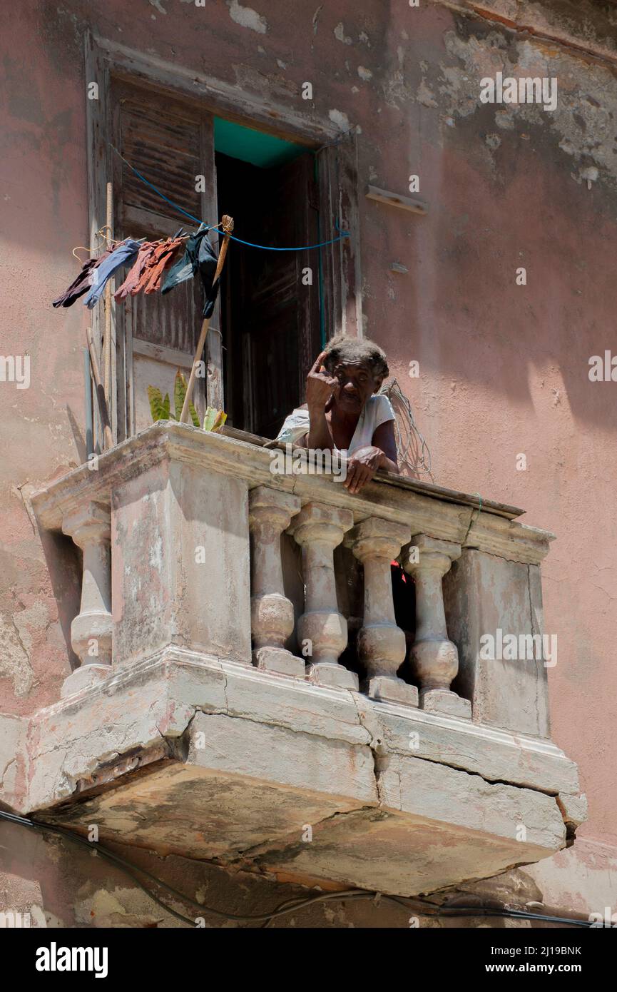 Eine kubanische Frau hebt ihre Hand für einen Dollar, um ein Foto von ihr zu machen. Stockfoto