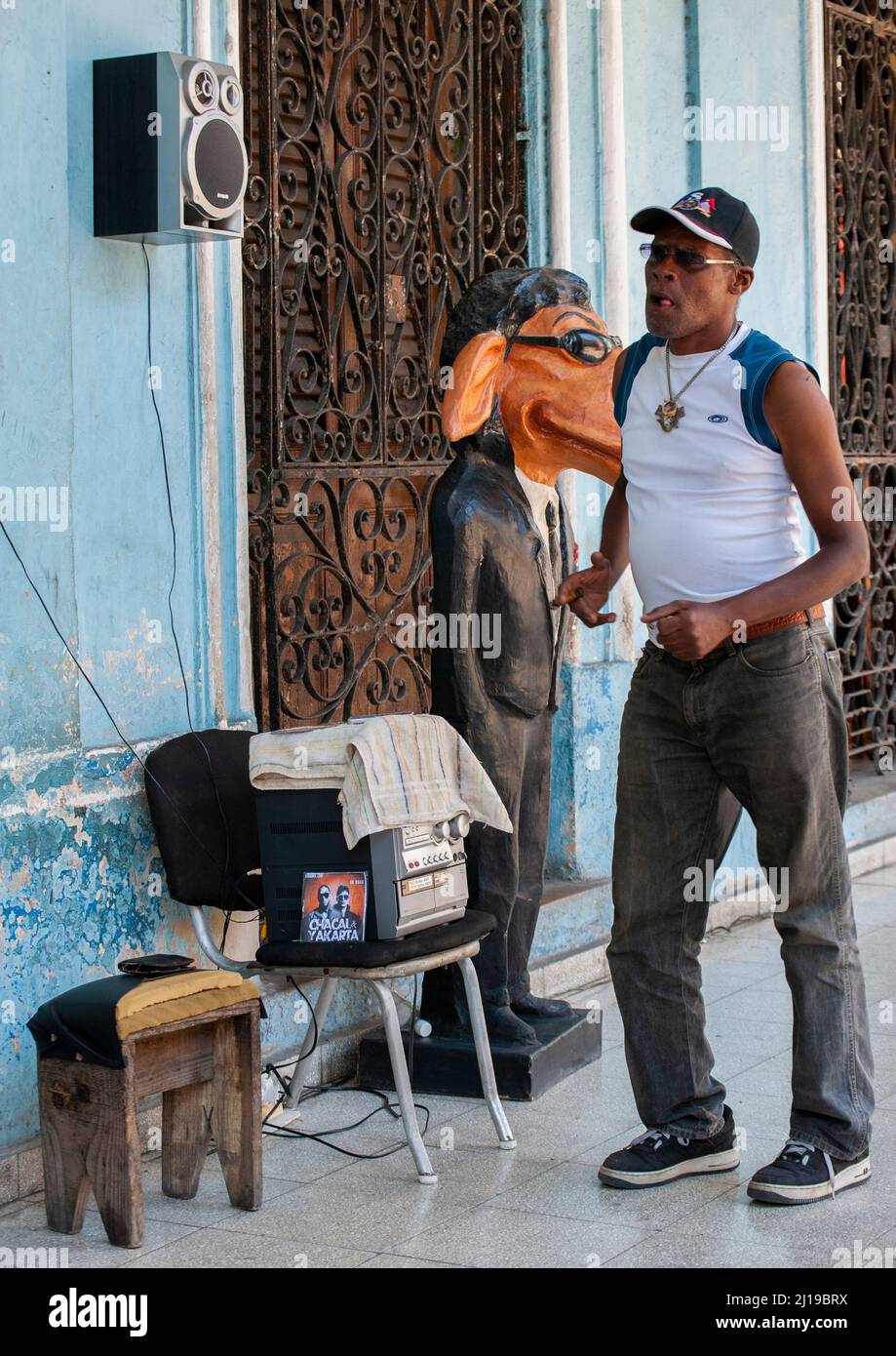 Afrokubanischer Mann tanzt auf einer Straße in Havanna, Kuba. Stockfoto