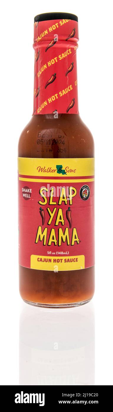 Winneconne, WI -19. März 2021: Eine Flasche Walker-Söhne schlagen Yqa Mama-cajun-heiße Sauce auf einem isolierten Hintergrund Stockfoto
