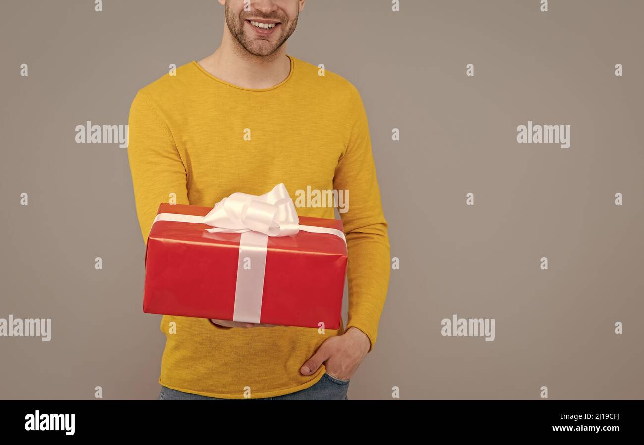 Es ist einfach zu geben. Glücklicher Mann beschnitten Ansicht geben Geschenk Stockfoto