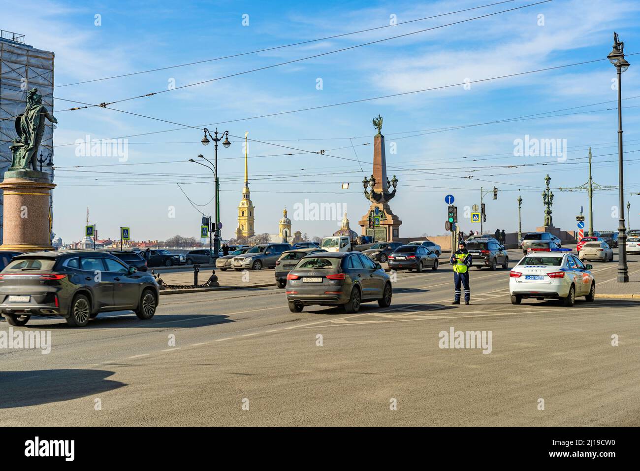22.03.2022 14:15 Uhr Russland St. Petersburg Perkrestok Liteiny Brücke und Palastdamm. Das Denkmal dem Kommandanten Suworow. Stadtautoverkehr in der Stockfoto