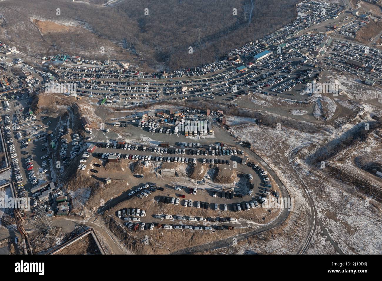 Reihen von stehenden Autos auf dem Automarkt gefilmt von oben. Verkauf von Gebrauchtwagen aus Japan gebracht. Stockfoto