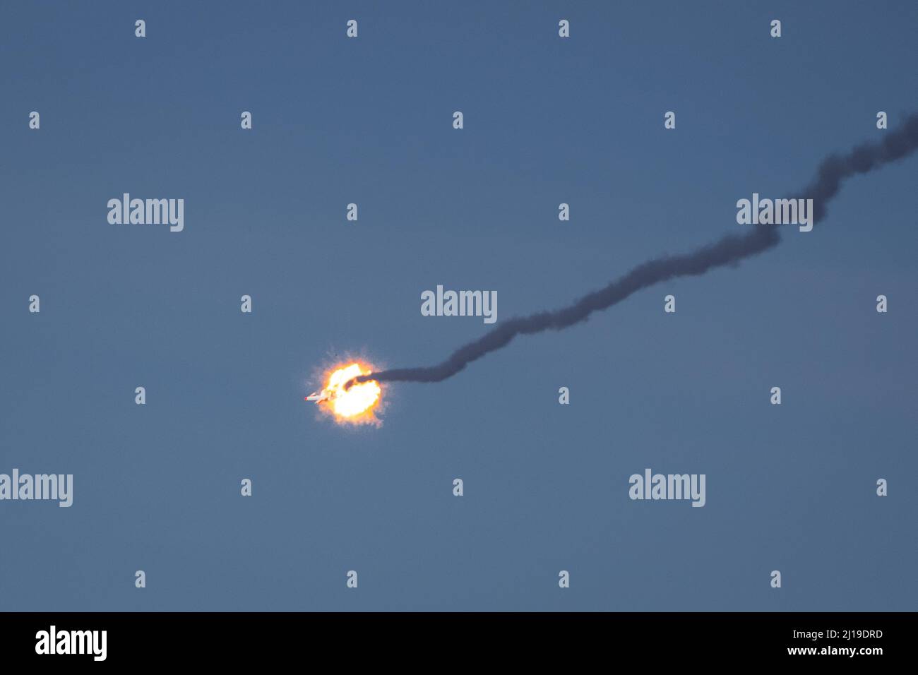 Eine Stinger-Rakete, die von einem Prototyp-Manöver der Kurzstreckenflugverteidigungsplattform abgefeuert wurde, zerstört ein Drohnenziel über dem Finnischen Meerbusen während einer Live-Feuerdemonstration für die Übung Sabre Strike 22 am 10. März 2022 in Rutja, Estland. Sabre Strike ist die erste Übung der vier Prototyp-M-SHORAD-Plattformen, die eine wichtige Funktion zur Luftverteidigung von Armeemanövern erfüllen. Die Übung läuft bis März mit rund 13.000 Teilnehmern aus 13 Ländern und wird seit 2010 alle 2 Jahre durchgeführt. Die Trainingsveranstaltung ist im Winter geplant, um die Operationsfähigkeit zu demonstrieren Stockfoto