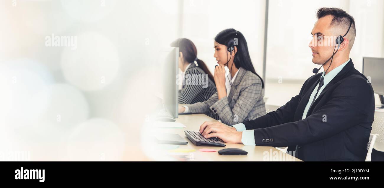 Geschäftsleute, die ein Headset tragen, arbeiten im Büro, um Kunden
