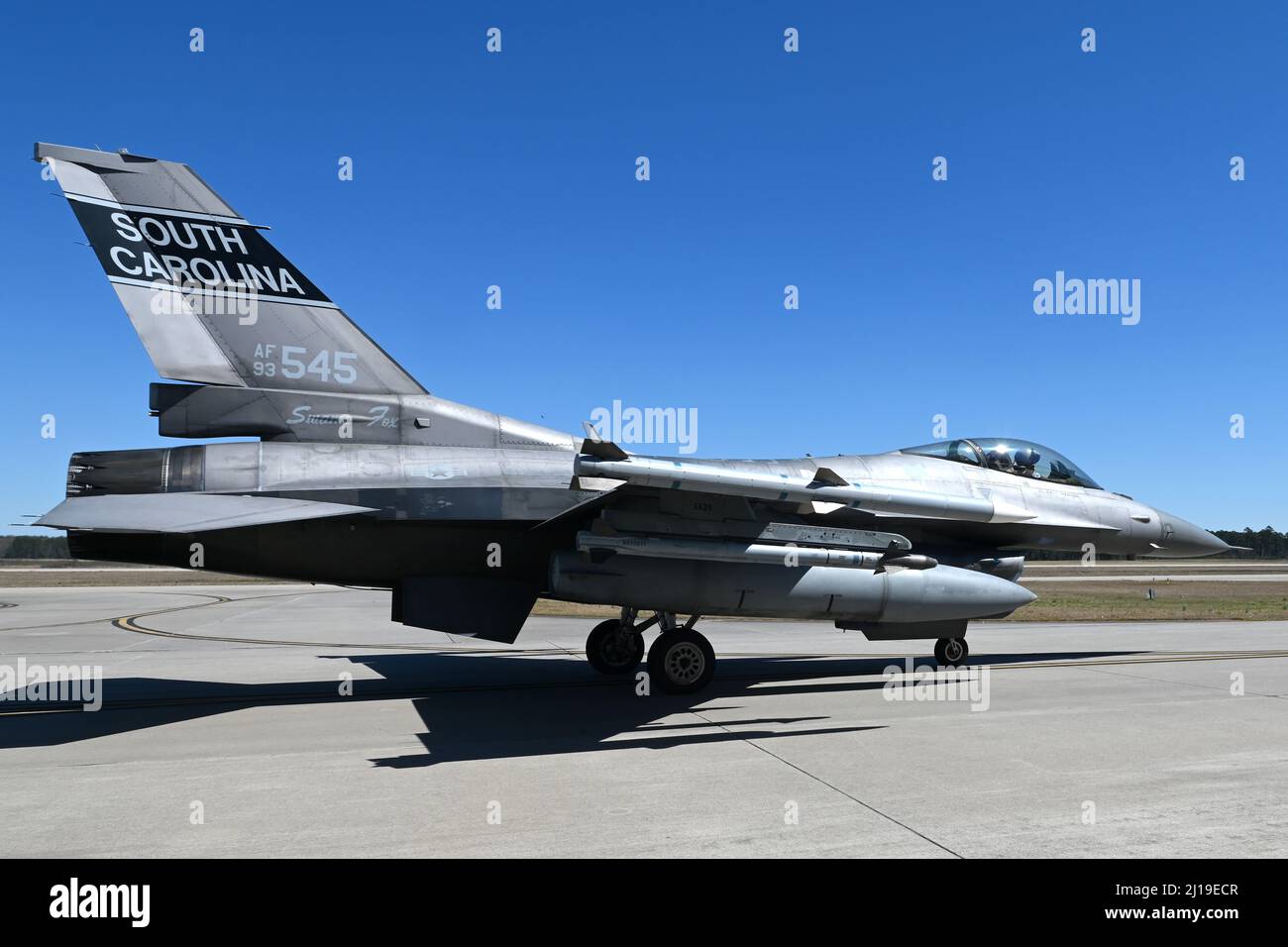 Piloten der US-Luftwaffe und die Bodenbesatzung des 169. Fighter Wing bereiten sich auf den Start ihrer F-16 Fighting Falcon-Jets von der McEntire Joint National Guard Base, South Carolina, 20. März 2022 vor. (USA Foto der Air National Guard von Staff Sgt. Mackenzie Bacalzo, 169. Public Affairs) Stockfoto