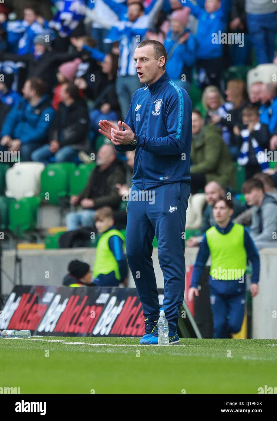 Windsor Park, Belfast, Nordirland, Großbritannien. 13 März 2022. Finale des BetMcLean League Cup – Cliftonville gegen Coleraine. Das heutige Spiel zwischen Cliftonville (rot) und Coleraine ist das erste große Fußballfinale der heimischen Pokalmeisterschaft, das an einem Sonntag in Nordirland ausgetragen wird. Oran Kearney Coleraine Manager. Kredit: CAZIMB/Alamy Live Nachrichten. Stockfoto