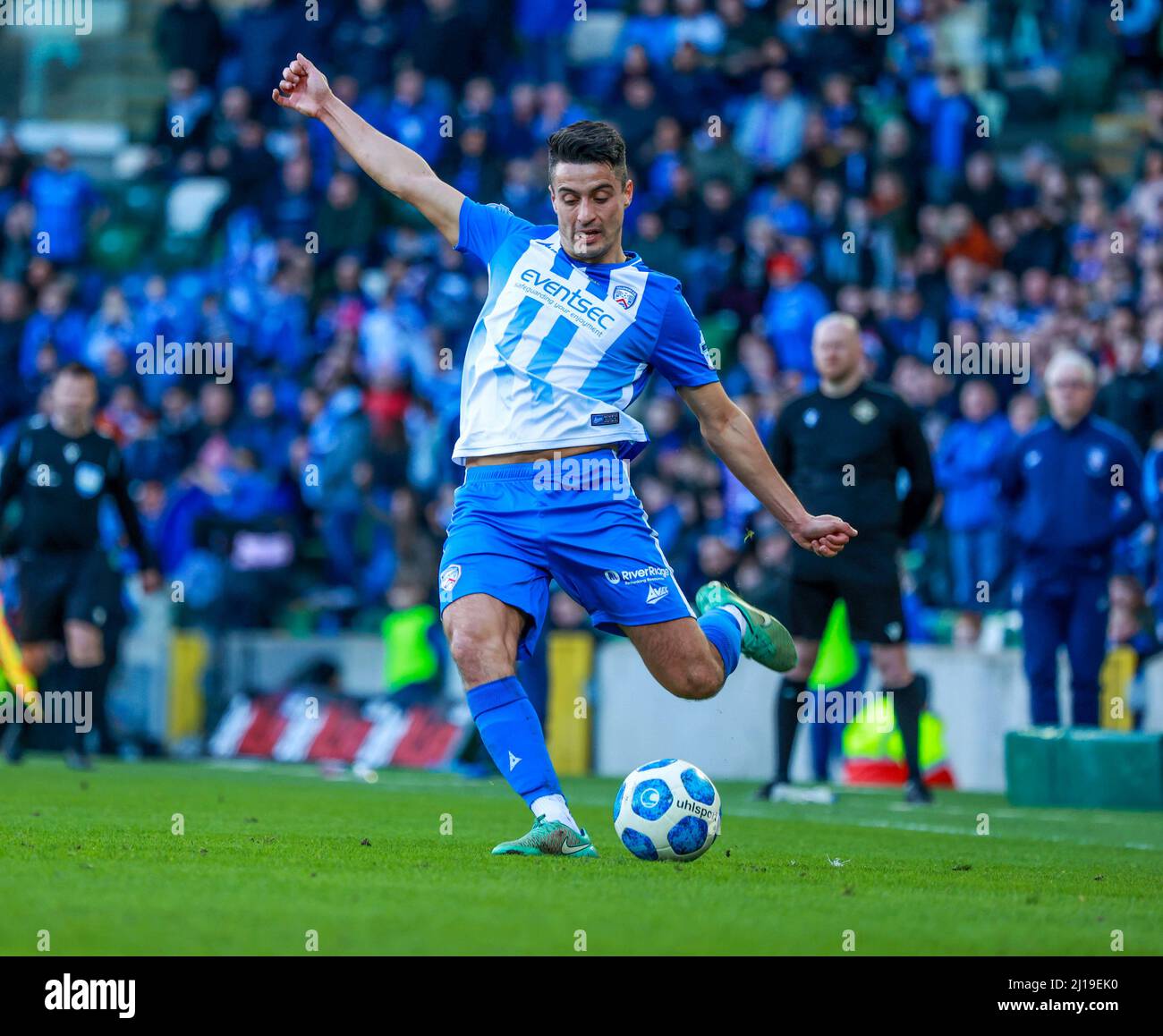 Windsor Park, Belfast, Nordirland, Großbritannien. 13 März 2022. Finale des BetMcLean League Cup – Cliftonville gegen Coleraine. Das heutige Spiel zwischen Cliftonville (rot) und Coleraine ist das erste große Fußballfinale der heimischen Pokalmeisterschaft, das an einem Sonntag in Nordirland ausgetragen wird. Aaron Traynor Coleraine. Kredit: CAZIMB/Alamy Live Nachrichten. Stockfoto