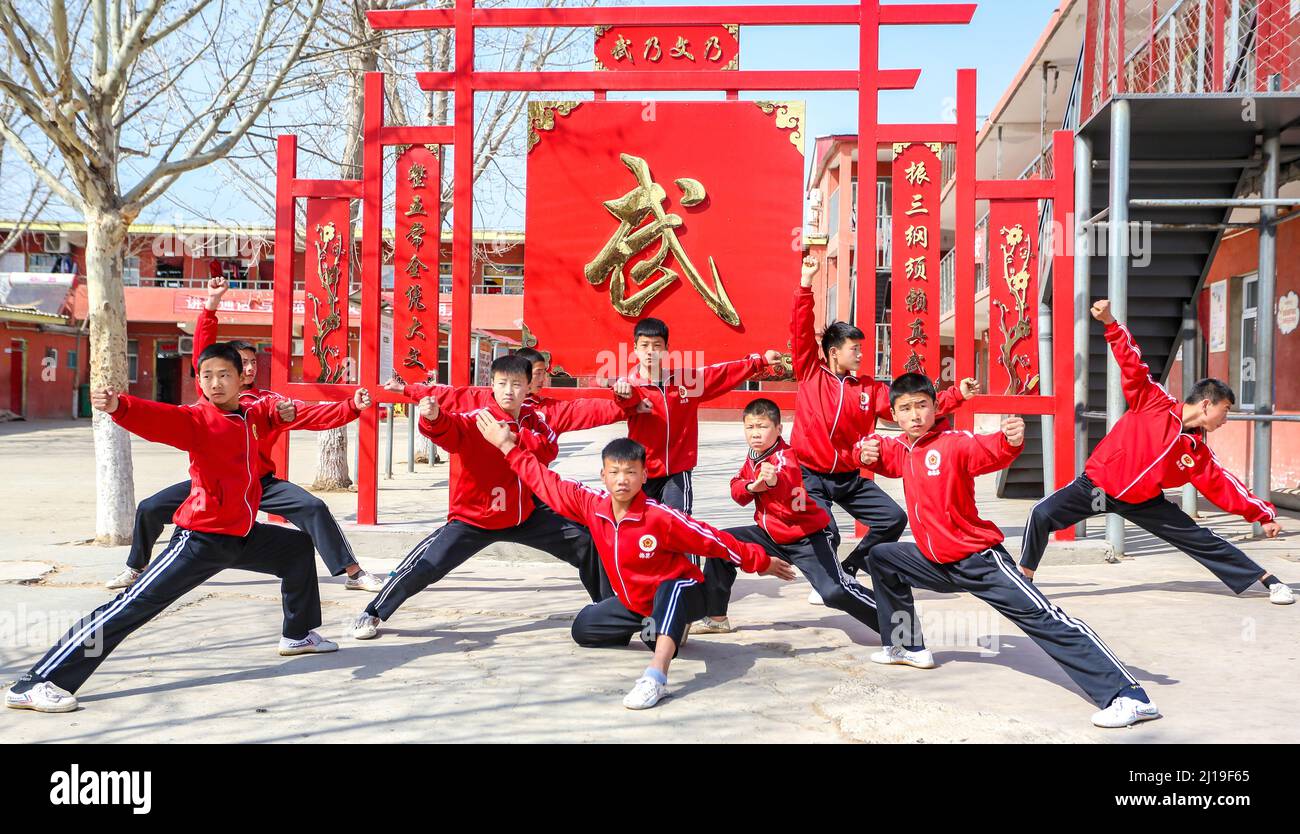 HANDAN, CHINA - 24. MÄRZ 2022 - Studenten trainieren auf der Pflaumenblüten-Boxtrainingbasis in Handan, Provinz Hubei, China, 24. März 2022. Stockfoto