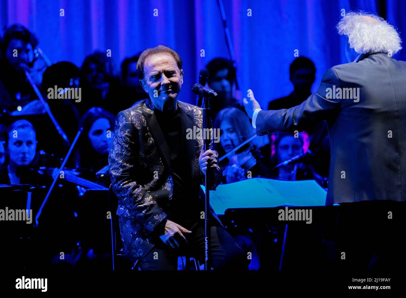 Bergamo, Italien. 22. März 2022. Roby Facchinetti Symphony live im Teatro Gaetano Donizetti mit Diego Basso, Orchestra Ritmico Sinfonica Italiana und Coro Pop Art Voice Academy. (Foto: Andrea Ripamonti/Pacific Press) Quelle: Pacific Press Media Production Corp./Alamy Live News Stockfoto