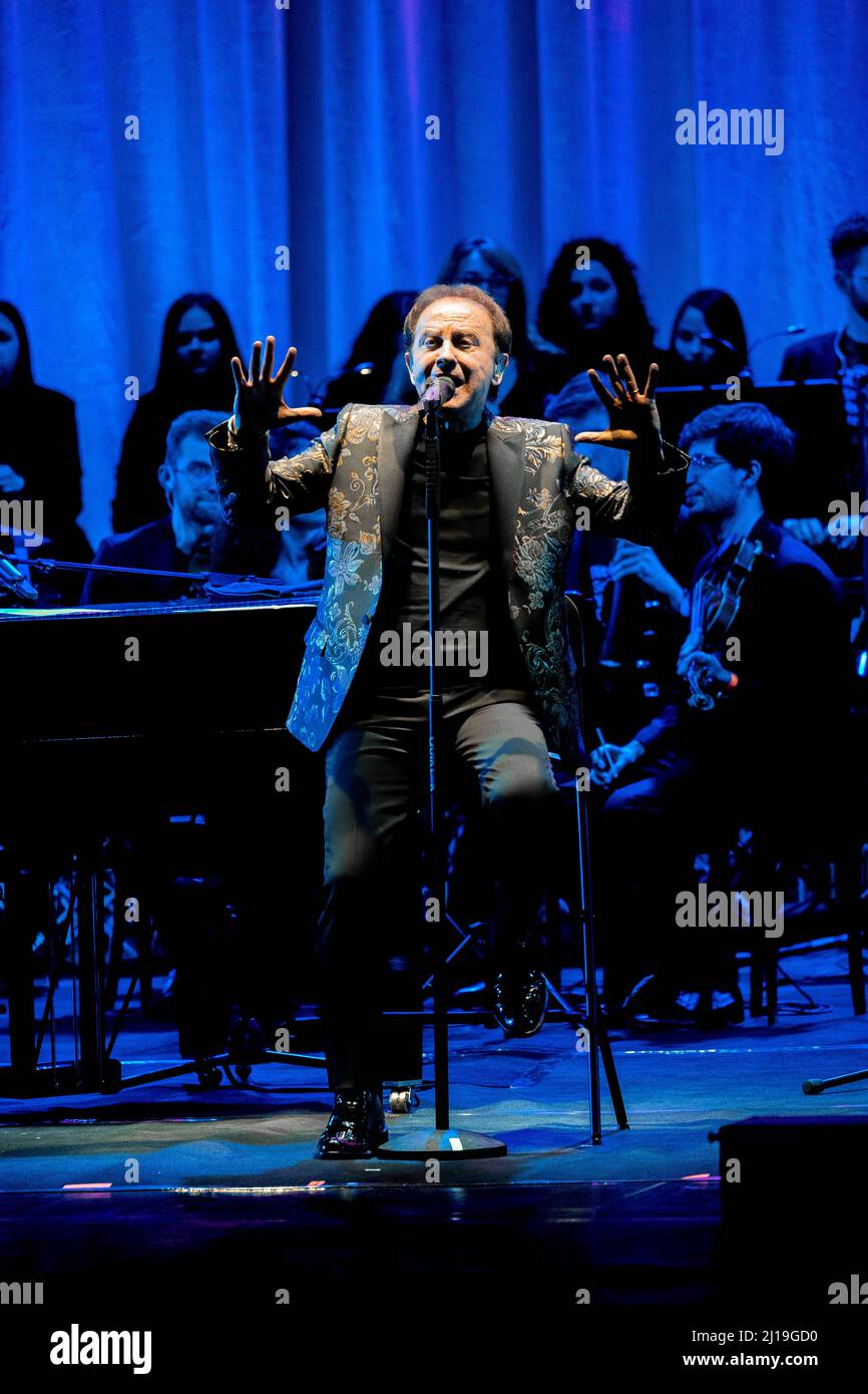 22. März 2022, Bergamo, Provincia di Bergamo, Italien: Die Roby Facchinetti Symphony live im Teatro Gaetano Donizetti mit Diego Basso, dem Orchestra Ritmico Sinfonica Italiana und der Coro Pop Art Voice Academy. (Bild: © Andrea Ripamonti/Pacific Press via ZUMA Press Wire) Stockfoto